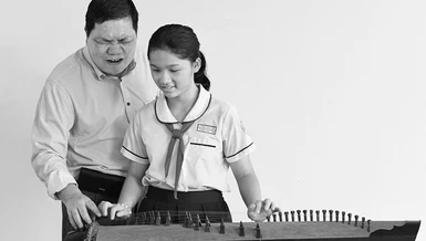 Thầy giáo Nguyễn Văn Thanh dạy đàn tranh - Ảnh: Trần Thế Phong/BGN