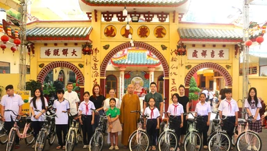 Trao xe đạp đến các em học sinh (có cha, mẹ mất do dịch bệnh Covid-19) trên địa bàn