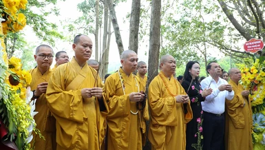 Chư tôn đức, đại biểu dâng hương tưởng niệm tại Di tích lịch sử quốc gia hang Hỏa Tiễn (P.Hoàng Mai, Nghệ An)