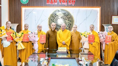 Trao quyết định, tặng hoa chúc mừng đến chư tôn đức được bổ nhiệm trụ trì