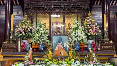 Di ảnh Đại lão Hòa thượng Thích Đôn Hậu được tôn trí tại chánh điện Quốc tự Thiên Mụ