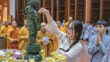 Ngày càng có nhiều người trẻ chọn lối sống đạo, kiến tạo một cuộc sống an vui từ gốc - Ảnh: Đăng Huy