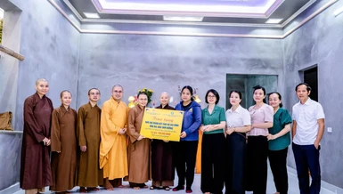 Trao bảng tượng trưng số tiền hỗ trợ xây nhà Đại đoàn kết