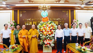 Tặng hoa chúc mừng Đại lễ Phật đản Phật lịch 2570 đến Ban Trị sự GHPGVN tỉnh Hưng Yên