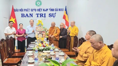 Tặng quà chúc mừng Đại lễ Phật đản Phật lịch 2570 đến Ban Trị sự GHPGVN tỉnh Cà Mau