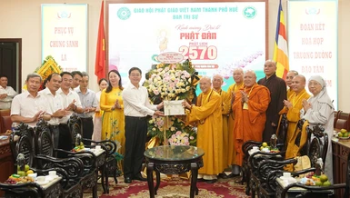 Ông Nguyễn Đình Trung cùng phái đoàn tặng hoa chúc mừng Đại lễ Phật đản Phật lịch 2570