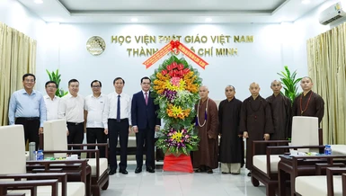 Đoàn Bộ Dân tộc và Tôn giáo tặng hoa chúc mừng Học viện Phật giáo VN tại TP.HCM nhân Đại lễ Phật đản Phật lịch 2570