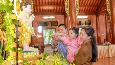 Em về chùa Tắm Phật