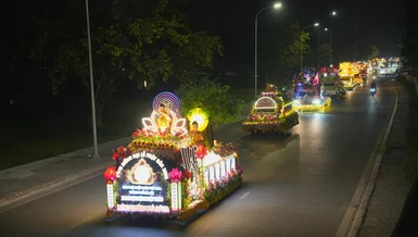 Đoàn xe hoa của Phật giáo Thủ đô diễu hành kính mừng Đại lễ Phật đản Phật lịch 2570