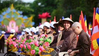 Tu viện Khánh An diễu hành xe đạp hoa kính mừng khánh đản Đức Thế Tôn