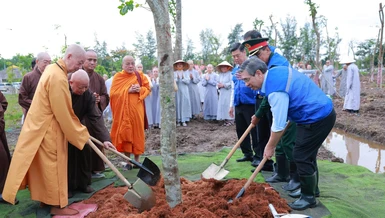Đức Pháp chủ GHPGVN, chư tôn đức, lãnh đạo TP.HCM và các đại biểu tham gia hoạt động trồng cây - một hành động thiết thực, thể hiện trách nhiệm đối với môi trường và tương lai của Thành phố