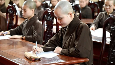 Thí sinh nghiêm túc làm bài thi