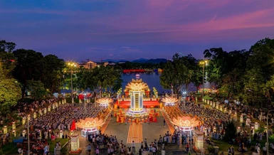 Lễ hội hoa đăng với chủ đề “Ánh đạo vàng son – Hội tụ văn hóa, lan tỏa hòa bình” tại Huế - Ảnh: Lê Đình Hoàng