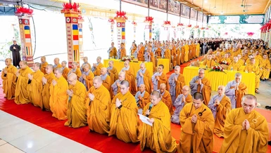 Đại diện chư hành giả an cư cầu pháp
