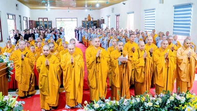Đại diện chư hành giả an cư chùa Linh Cảnh dâng lời tác bạch cầu pháp