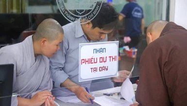 Thí sinh tham dự kỳ thi tuyển sinh cử nhân Phật học khóa XX - Học viện Phật giáo VN tại TP.HCM