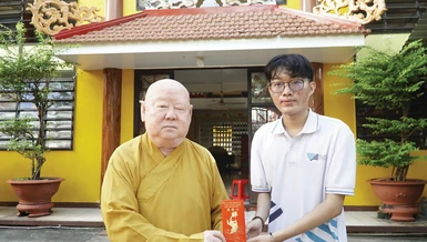 Hòa thượng Thích Duy Trấn trao tặng học bổng tiếp sức cho các sinh viên có hoàn cảnh đặc biệt