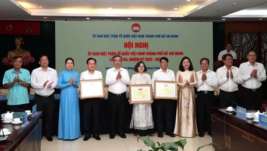 Ủy ban Trung ương MTTQVN tặng Bằng khen đến tập thể và cá nhân có thành tích xuất sắc trong công tác - Ảnh: Ngô Tùng