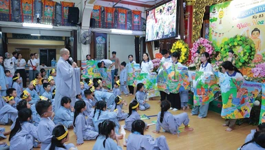 Ni sư trụ trì Huệ Đức trực tiếp tương tác, đồng hành cùng các bé trong ngày tu tập
