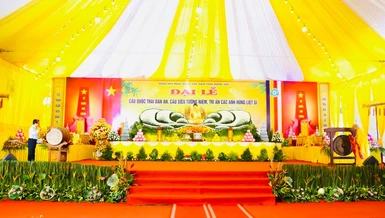Hòa thượng Thích Thanh Hiện cùng ông Phạm Quang Ngọc khởi chuông, trống khai đàn