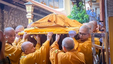 Môn đồ pháp quyến cung thỉnh nhục thân cố Trưởng lão Hòa thượng tân viên tịch rời phương trượng nhập kim quan 