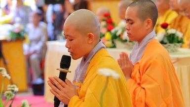 Sư cô Thích nữ Thuần Niệm, tân trụ trì chùa Thi Ông dâng lời phát nguyện