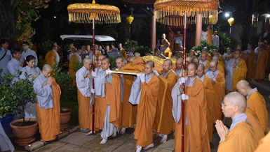 Môn đồ pháp quyến cung thỉnh nhục thân Ni trưởng Thích nữ Như Tịnh nhập kim quan