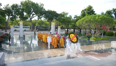 Đoàn Ban Trị sự GHPGVN TP.Hà Nội cùng đại diện lãnh đạo chính quyền, các sở, ban, ngành Thành phố đặt vòng hoa tri ân các anh hùng liệt sĩ tại Đài tưởng niệm Bắc Sơn