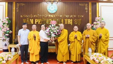 Đoàn lãnh đạo tỉnh Hưng Yên thăm, chúc mừng tân Ban Trị sự GHPGVN tỉnh, sau thành công đại hội