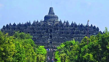 Hình bảo tháp nhìn từ xa