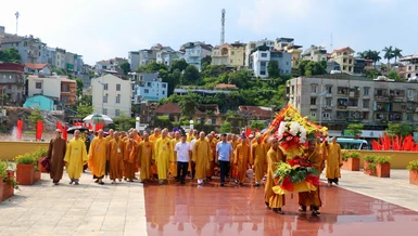 Đoàn Ban Trị sự GHPGVN tỉnh Quảng Ninh cùng các đại biểu đặt vòng hoa tưởng niệm tại Đài tưởng niệm Liệt sĩ tỉnh - Ảnh: Xuân Trường