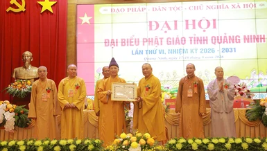Trưởng lão Hòa thượng Thích Thiện Pháp trao Bằng tuyên dương công đức đến Hòa thượng Thích Thanh Quyết