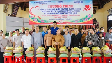 Đại đức Thích Trí Thuận, Trưởng ban Quản trị chùa Tuyên Linh trao quà đến các hộ có hoàn cảnh khó khăn tại xã An Định