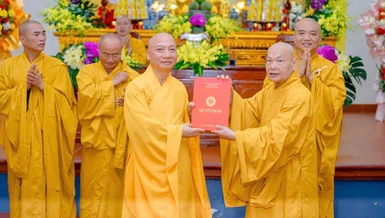 Trưởng lão Hòa thượng Thích Thiện Nhơn trao quyết định chuẩn y nhân sự đến Thượng tọa Thích Chiếu Tuệ