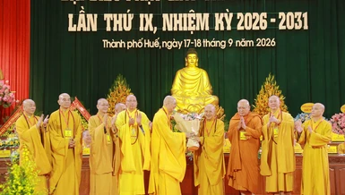 Trong niềm hoan hỷ, Hòa thượng Thích Huệ Phước tân Trưởng ban Trị sự GHPGVN TP.Huế tặng hoa tri ân đến Hòa thượng Thích Khế Chơn, nguyên Trưởng ban Trị sự nhiệm kỳ 2022-2026 