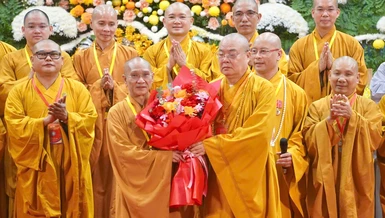 Trưởng lão Hòa thượng Thích Thanh Nhiễu tặng hoa chúc mừng Hòa thượng Thích Thanh Điện, Trưởng ban Trị sự GHPGVN tỉnh Lào Cai, nhiệm kỳ 2026-2031