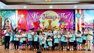 Trao quà đến các em thiếu nhi trong Đêm hội "Vui Trung thu"