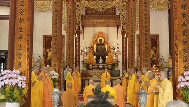 Khóa lễ cúng ngọ tại chánh điện tổ đình Từ Đàm nhân húy nhật lần thứ 25 của Trưởng lão Hòa thượng Thích Thiện Siêu