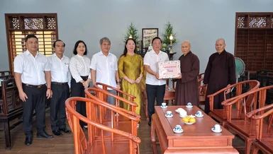 Chủ tịch UBND TP.Huế Lê Trí Thanh thăm Trưởng lão Hòa thượng Thích Giác Quang, Phó Pháp chủ Hội đồng Chứng minh GHPGVN tại chùa Bảo Lâm