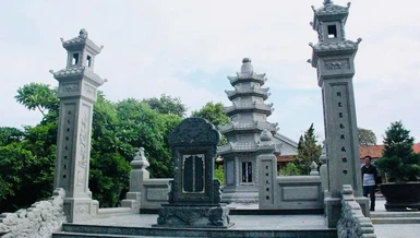 Bảo tháp Trưởng lão Hòa thượng Thích Huệ Ấn trong khuôn viên chùa Phổ Quang (Huế)
