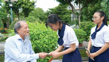PGS.TS Nguyễn Thiện Tống trao học bổng Quách Thị Trang đến các em nữ sinh