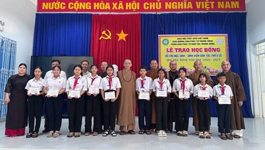 Trao học bổng đến các em học sinh Trường Phổ thông Dân tộc Nội trú THCS Khánh Vĩnh (tỉnh Khánh Hòa)