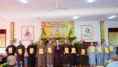 Thượng tọa Thích Chiếu Tuệ trao quyết định chuẩn y nhân sự đến thành viên các ban chuyên môn trực thuộc, nhiệm kỳ 2026-2031