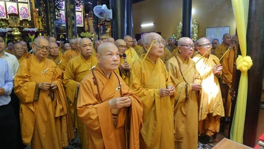 Chư tôn thiền đức niệm hương tưởng niệm cố Hòa thượng Thích Nhật Ấn.- Ảnh: Anh Quốc