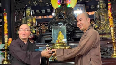 Thượng tọa Thích Đạt Đức trao khuôn dấu Ban Trị sự đến Đại đức Thích Quảng Hậu, Phó Thư ký kiêm Chánh Văn phòng Ban Trị sự quận - Ảnh: Trí Thông