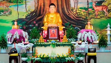 Hương án tưởng niệm Đức Pháp chủ GHPGVN tại chánh điện tạm Học viện - Ảnh: Thích Ngộ Trí Viên