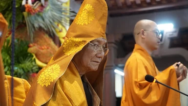 Hòa thượng Thích Minh Thông trao truyền tam tụ tịnh giới.