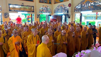 Chư tôn Giáo phẩm thắp hương tưởng niệm - Ảnh: Thiện Chí