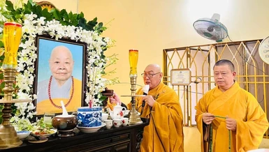 Chư tôn đức thực hiện nghi thức thọ tang cho môn đồ pháp quyến