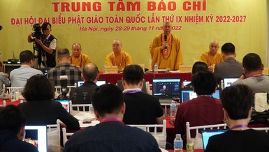 Thượng tọa Thích Đức Thiện chia sẻ với báo chí về sự thành công của Đại hội đại biểu Phật giáo toàn quốc lần IX 